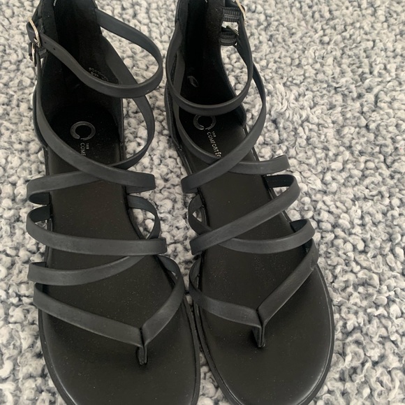 Size 9W strappy sandals - Picture 2 of 5